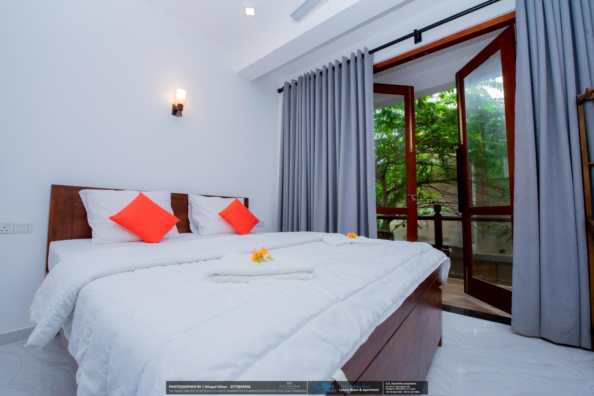 Blue Whales Hotel Hikkaduwa Exterior photo